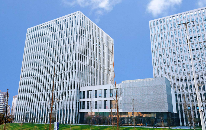 广州圣象服饰有限公司户外冲锋衣面料工艺与防水透气参数解析